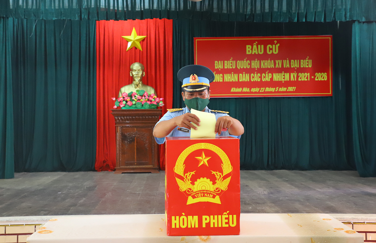 Bộ đội đơn vị Phòng không - Không quân công tác trên đảo thực hiện bầu cử.