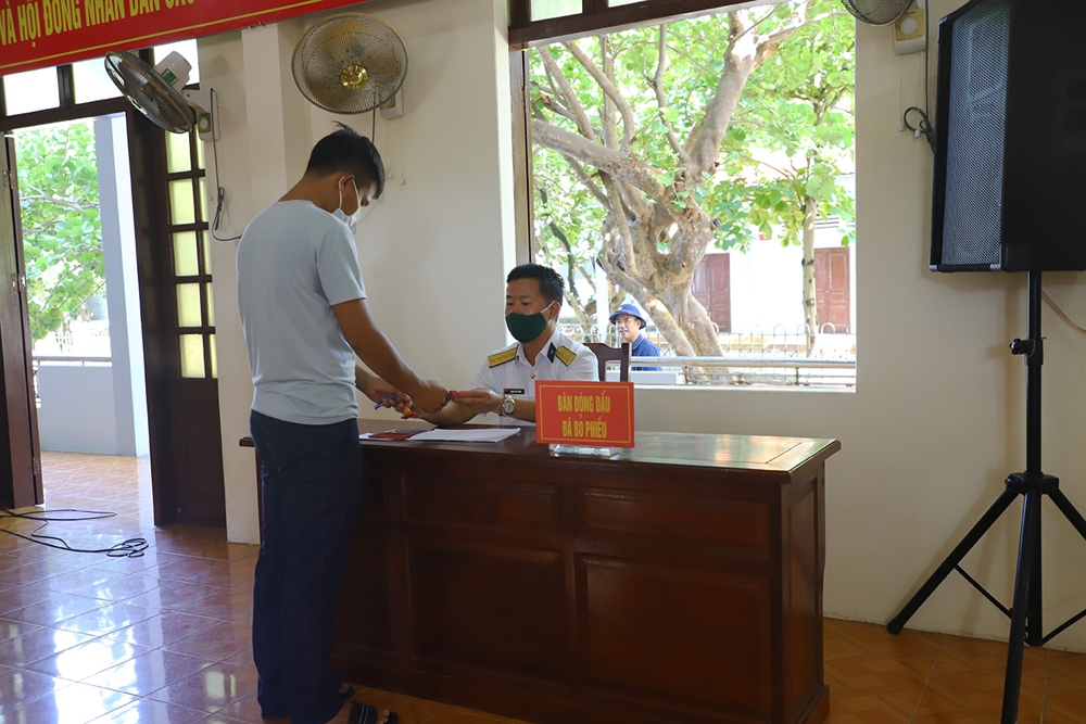 Cử tri là ngư dân hoàn thành bầu cử.