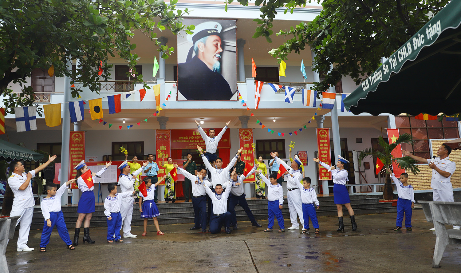Quân, dân Trường Sa vui mừng chào đón ngày bầu cử.
