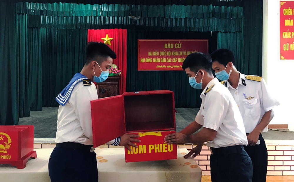 Kiểm tra hòm phiếu trước khi bầu cử.