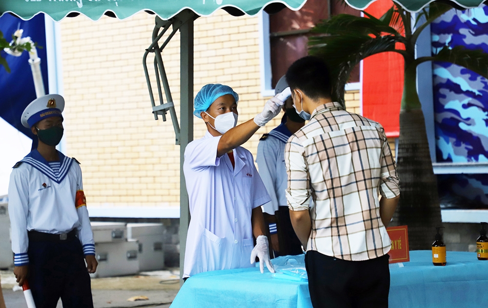 Tất cả các cử tri được kiểm tra thân nhiệt, rửa tay sát khuẩn trước khi bầu cử.