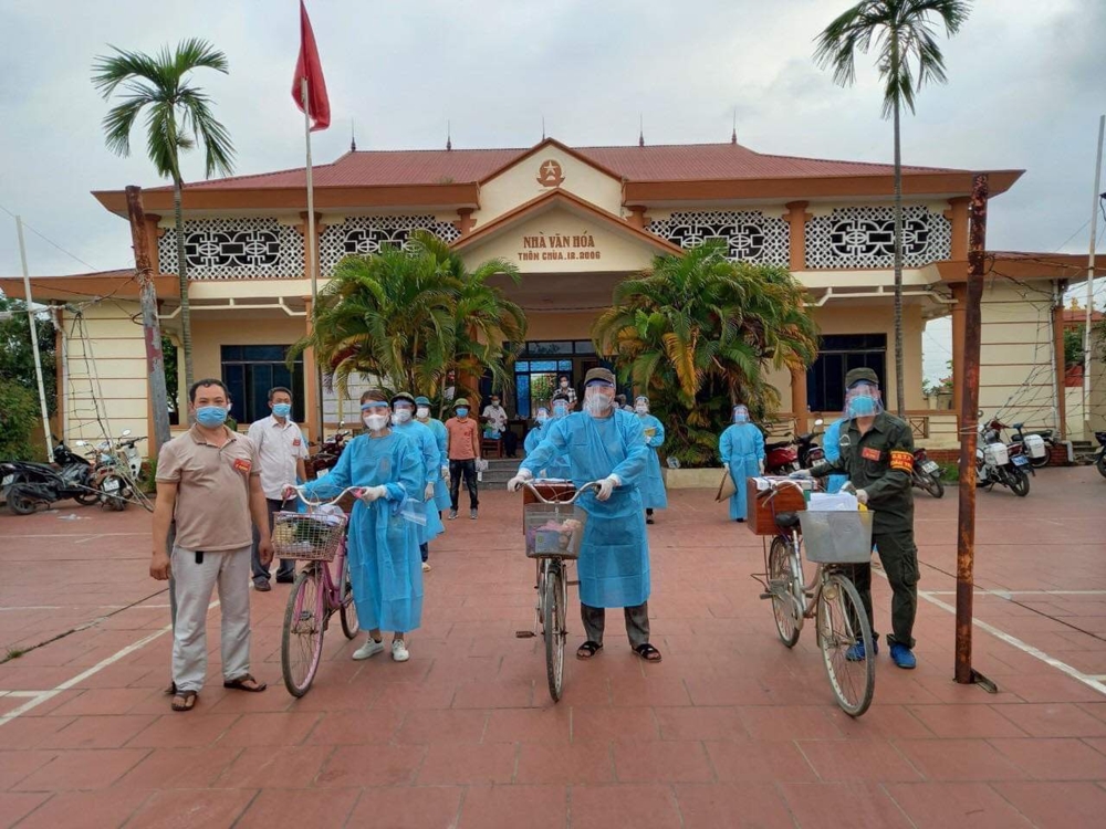 Một tổ bầu cử chuẩn bị 3 hòm phiếu di động để đến hộ gia đình.