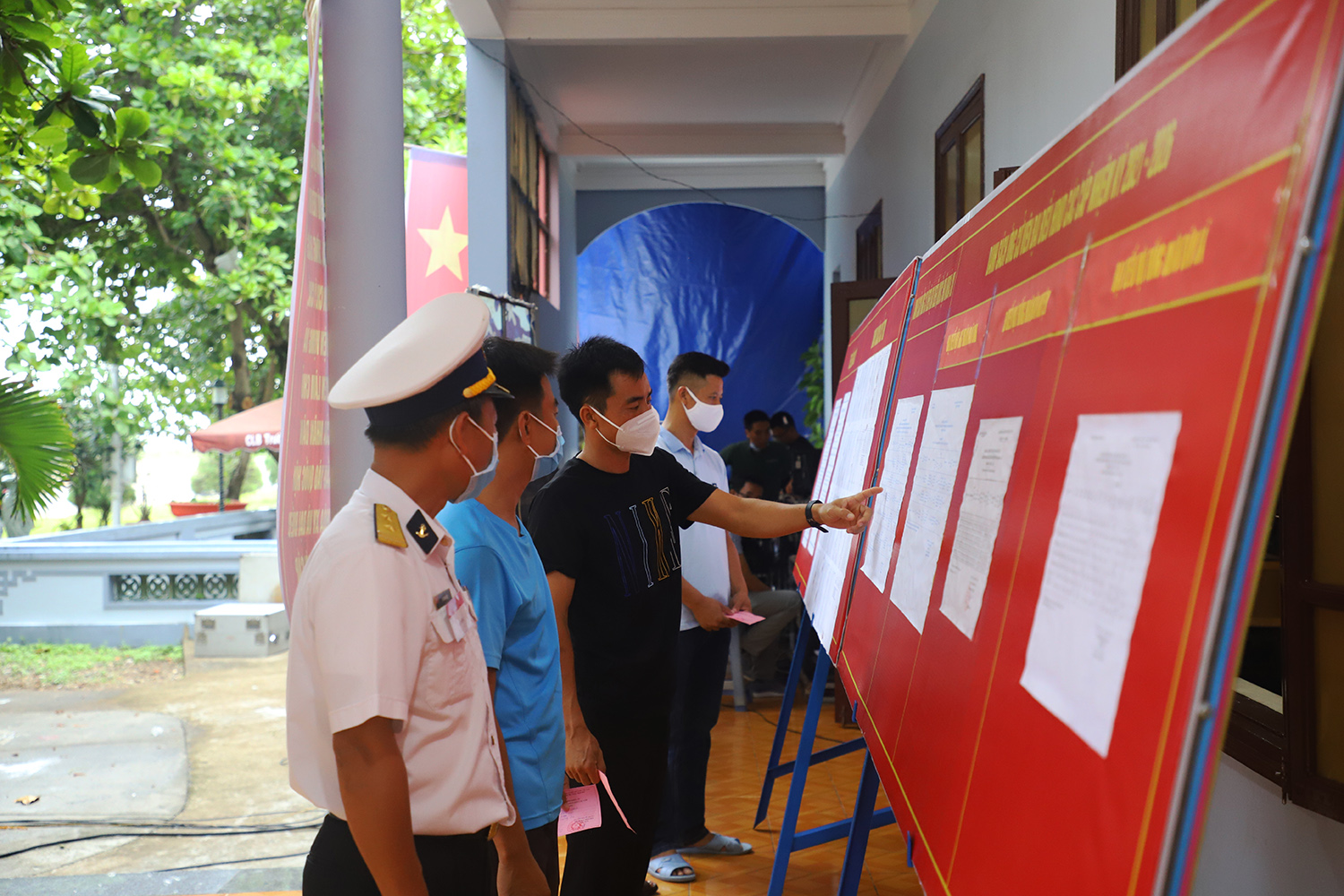 Cử tri nghiên cứu tiểu sử các ứng cử viên.