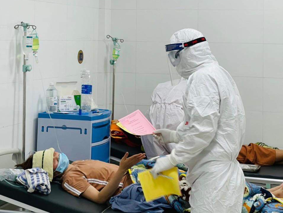 Đối với những bệnh nhân nặng không đi lại được, tổ bầu cử sử dụng hòm phiếu di động để bệnh nhân thực hiện bỏ phiếu tại giường bệnh.