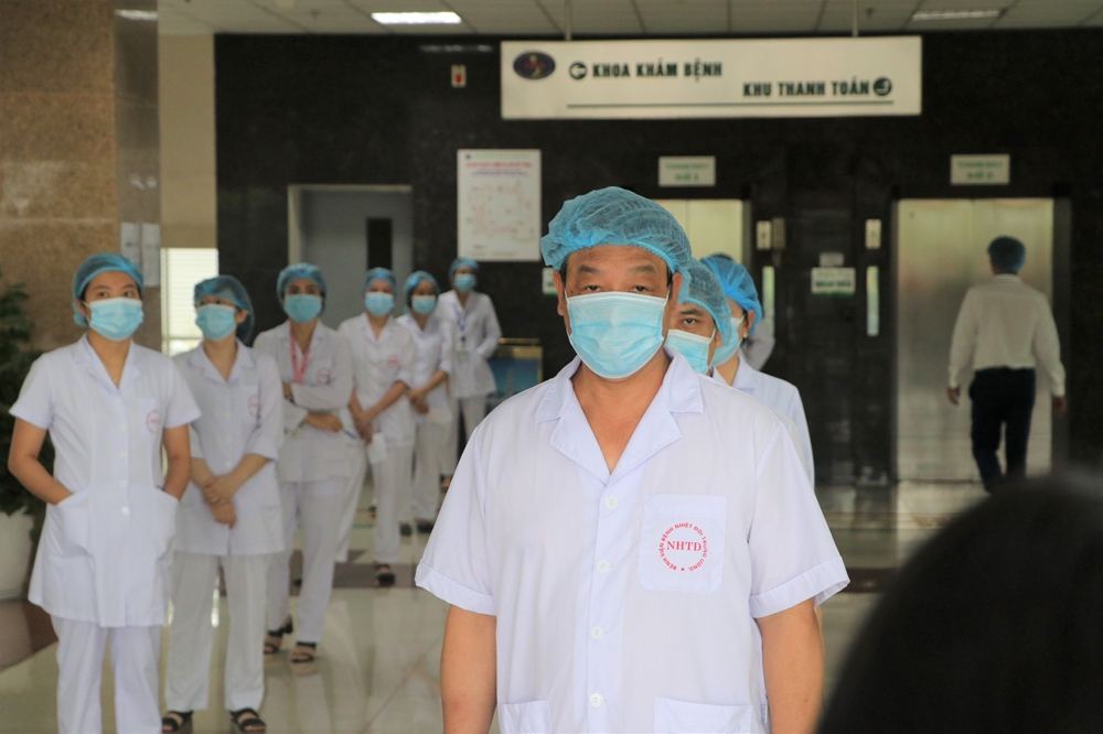 Giám đốc Bệnh viện Bệnh Nhiệt đới Trung ương Phạm Ngọc Thạch cho biết: Bệnh viện hoàn tất các công tác bầu cử đại biểu Quốc hội khóa XV và đại biểu Hội đồng nhân dân các cấp nhiệm kỳ 2021 - 2026. Bệnh viện chuẩn bị hòm phiếu sắp xếp cho nhân viên y tế, bác sĩ và bệnh nhân điều trị ở bệnh viện được thực hiện quyền bầu cử.