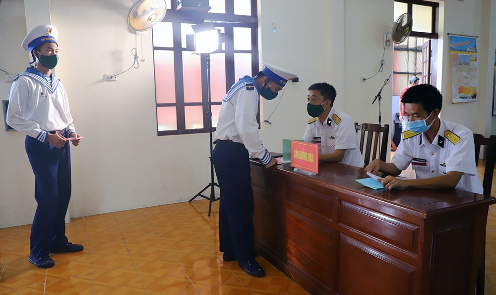 Cử tri thực hiện giãn cách khi bầu cử.