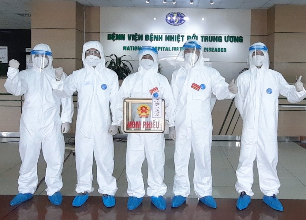 Bác sĩ, nhân viên y tế, bệnh nhân ở tâm dịch Covid-19 tại Bệnh viện Bệnh Nhiệt đới Trung ương (Kim Chung, Đông Anh) đã bầu cử ngay tại bệnh viện.