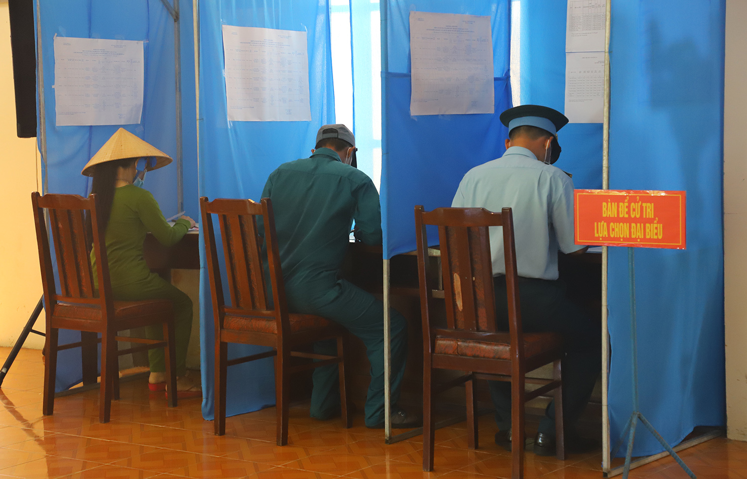 Quân và dân cùng nhận phiếu bầu và lựa chọn những ứng viên.