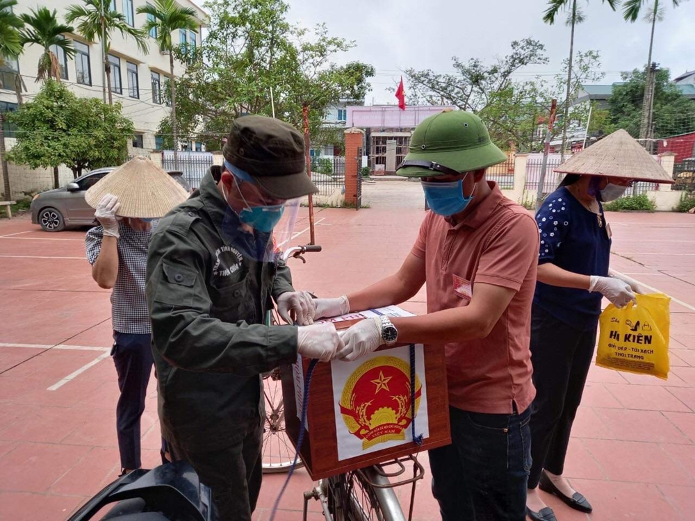 Thành viên tổ bầu cử thôn Chùa, xã Tăng Tiến, huyện Việt Yên, tỉnh Bắc Giang buộc hòm phiếu lên xe đạp.