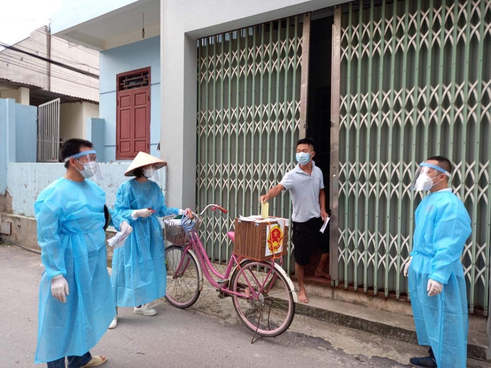Cử tri thôn Chùa, xã Tăng Tiến, huyện Việt Yên bỏ phiếu.