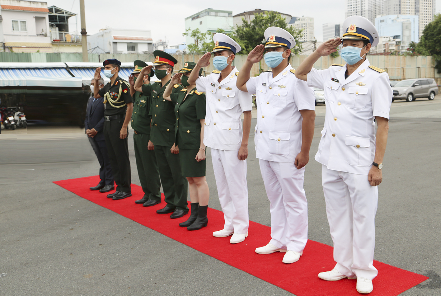Tàu Hải quân Ấn Độ tiếp nhận hàng viện trợ phòng, chống dịch Covid-19 của Chính phủ Việt Nam