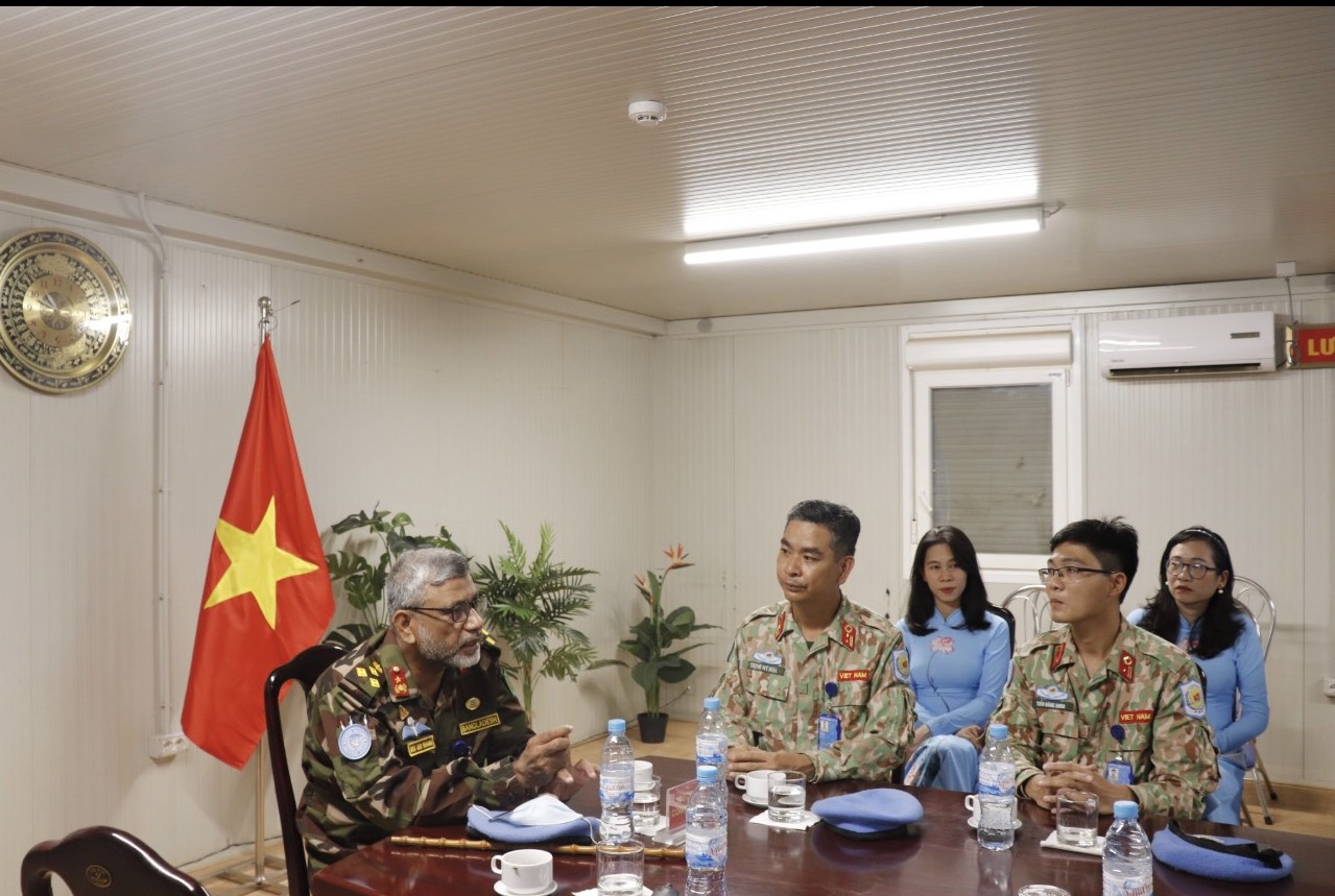 Ấn tượng tốt đẹp về bệnh viện dã chiến Việt Nam của ngài Tư lệnh quân sự 