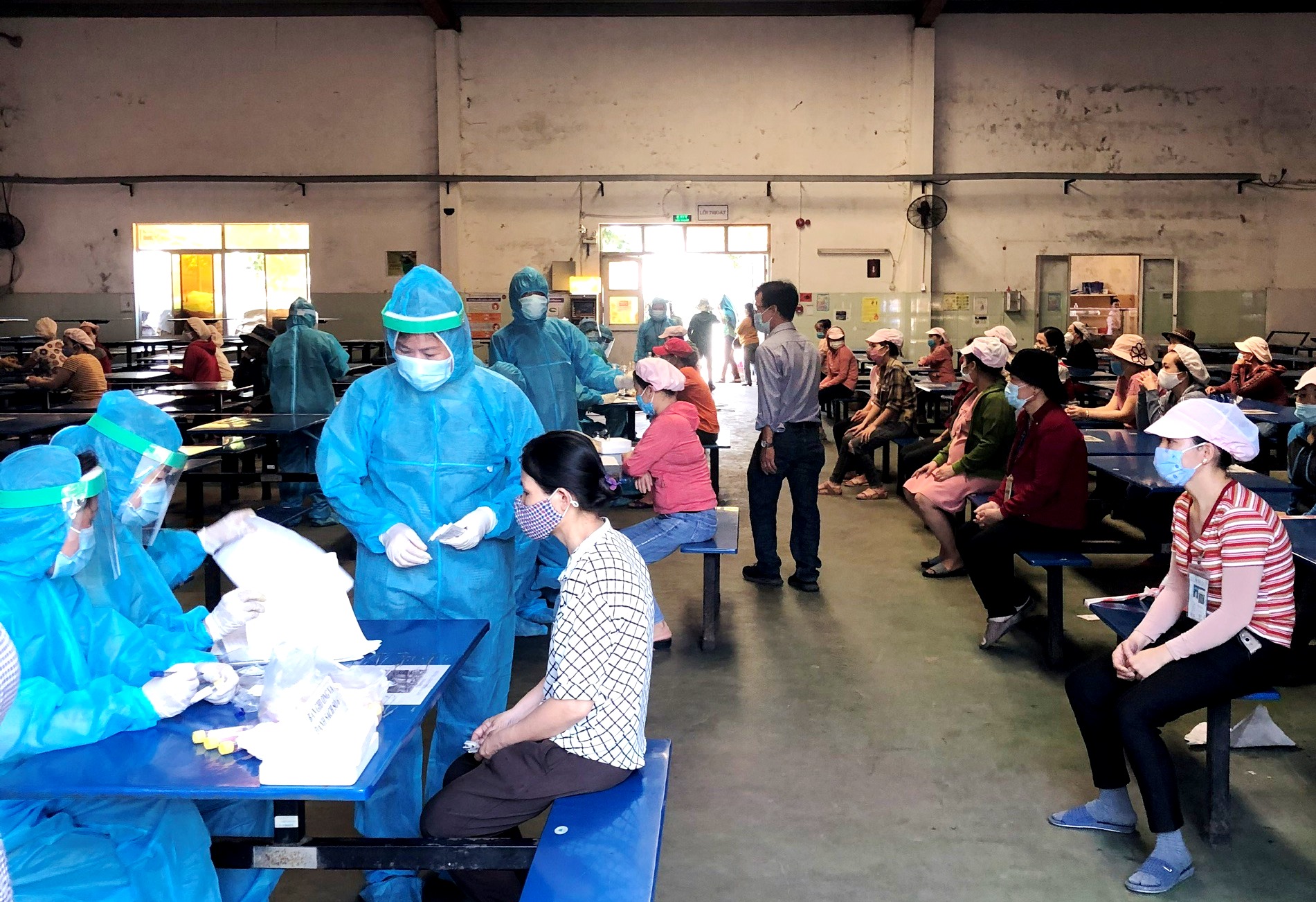 Đà Nẵng lấy mẫu xét nghiệm SARS-CoV-2 cho người lao động tại các khu công nghiệp 