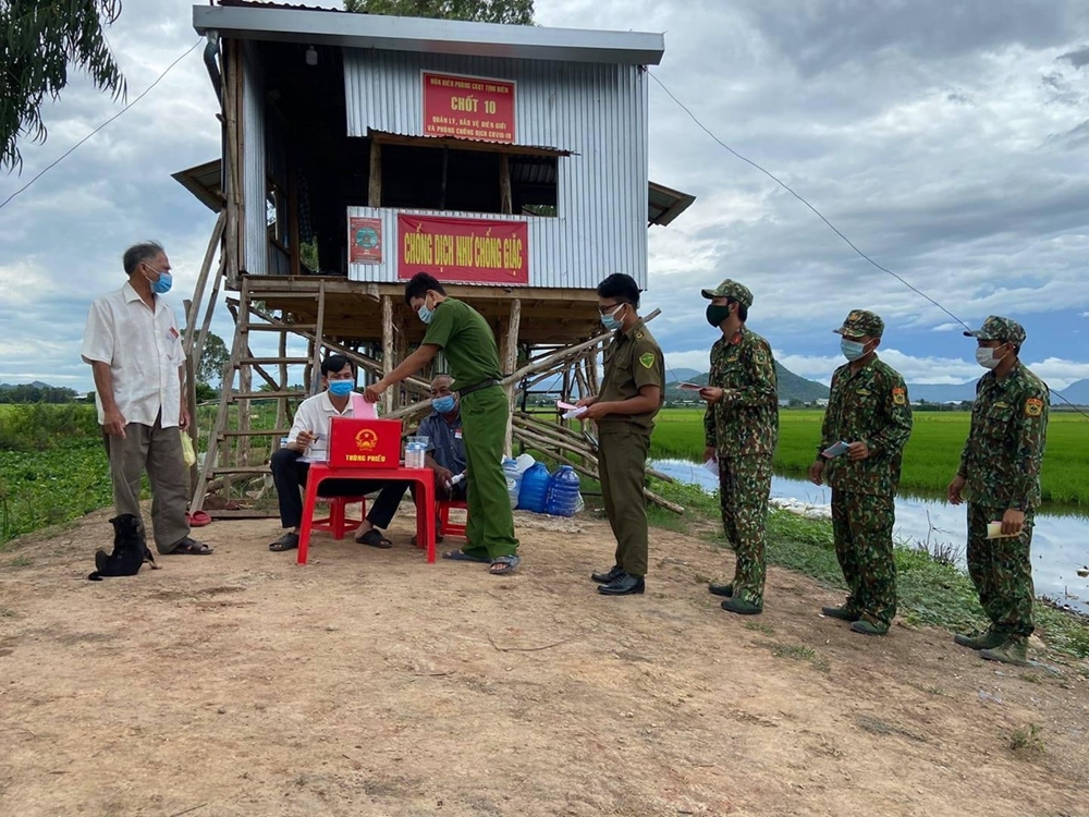 Cán bộ, chiến sĩ các lực lượng tại chốt số 10 Đồn Biên phòng cửa khẩu quốc tế Tịnh Biên, BĐBP An Giang thực hiện quyền công dân tại chốt.