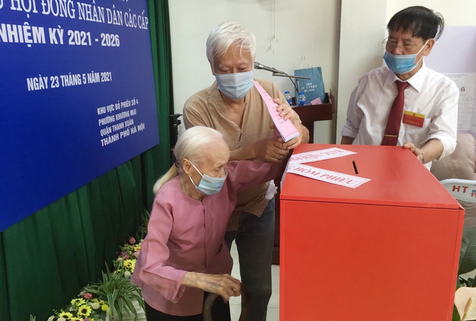 Cụ Trần Thị Thanh Hà, 102 tuổi thực hiện quyền bầu cử tại khu vực bầu cử số 4, phường Khương Mai, quận Thanh Xuân.