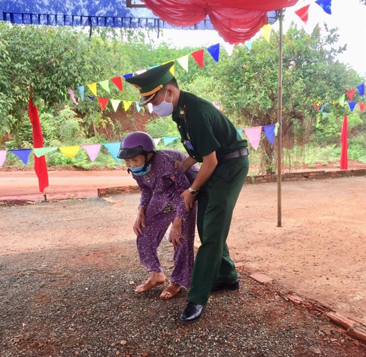 Cán bộ đồn Biên phòng Ia Nam, BĐBP Gia Lai hỗ trợ cử tri cao tuổi xã Ia Nan, huyện Đức Cơ, tỉnh Gia Lai đến khu vực bỏ phiếu bầu cử.