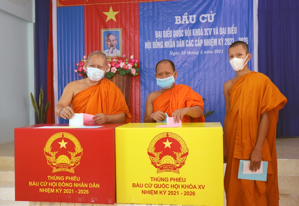 Các chức sắc, chức việc đồng bào Khmer ở tỉnh Bạc Liêu tham gia bầu cử.