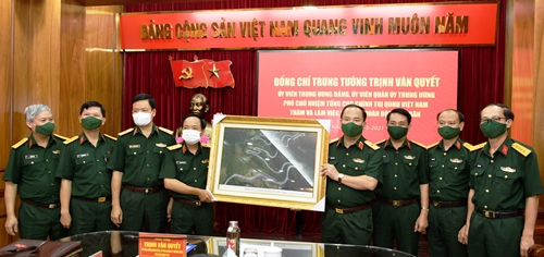 Trung tướng Trịnh Văn Quyết thăm và làm việc với Báo Quân đội nhân dân