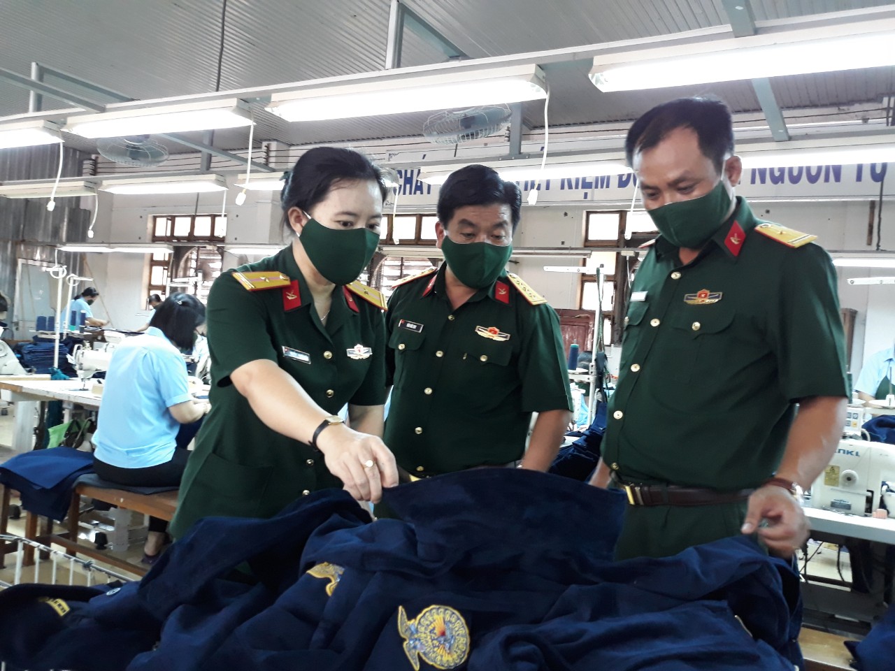 Nữ quân nhân hết lòng vì người lao động