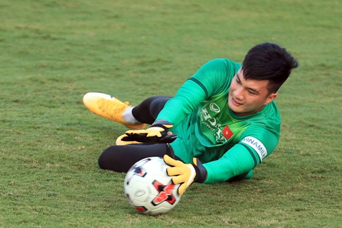 HLV Park Hang-seo bổ sung thủ môn Nguyễn Văn Hoàng vào danh sách đi UAE