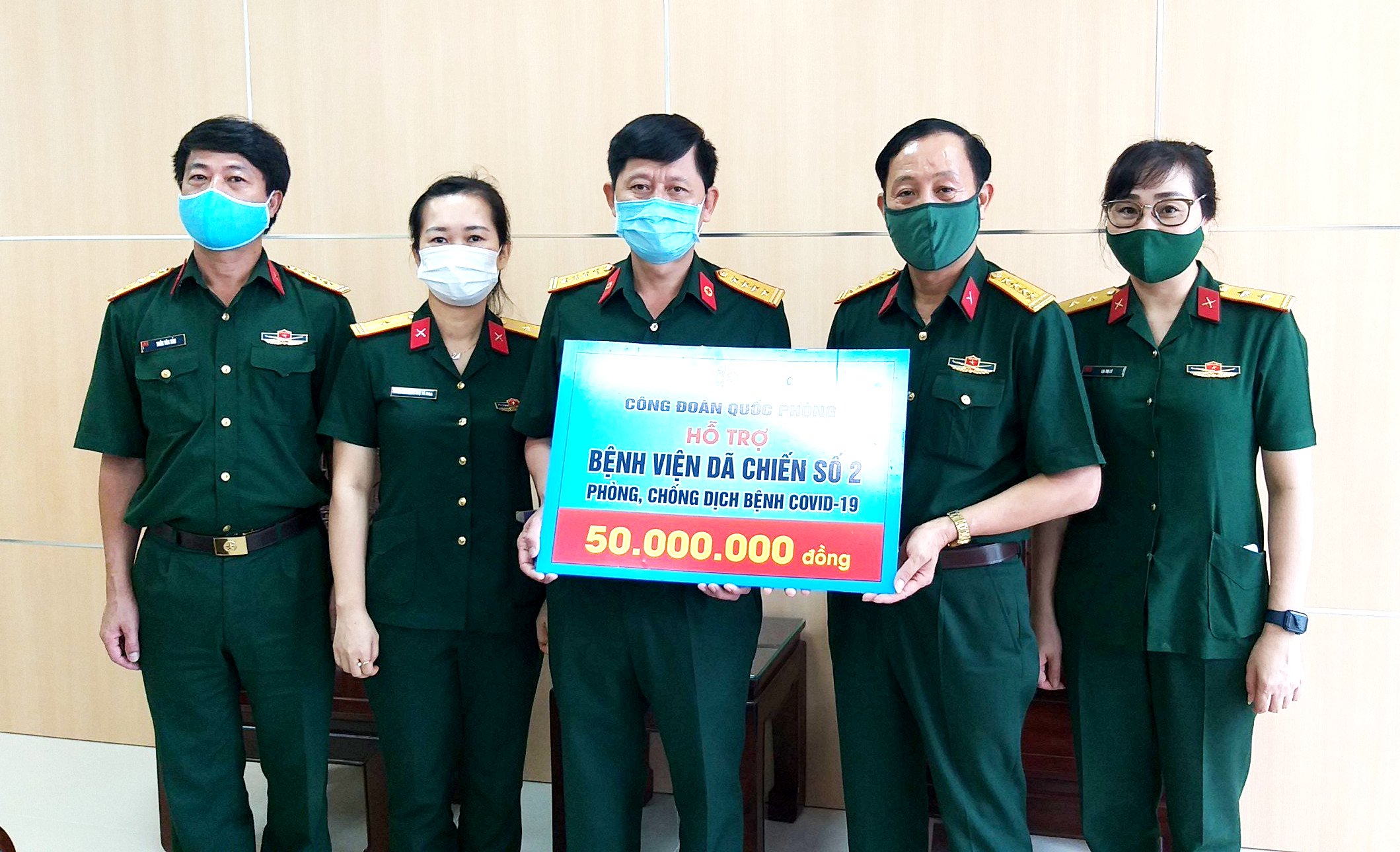 Công đoàn Quốc phòng trao 100 triệu đồng tặng Bệnh viện dã chiến truyền nhiễm số 1 và số 2