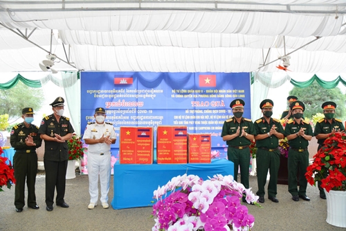 Trao tặng vật chất, thiết bị và vật tư y tế cho Quân đội Hoàng gia Campuchia