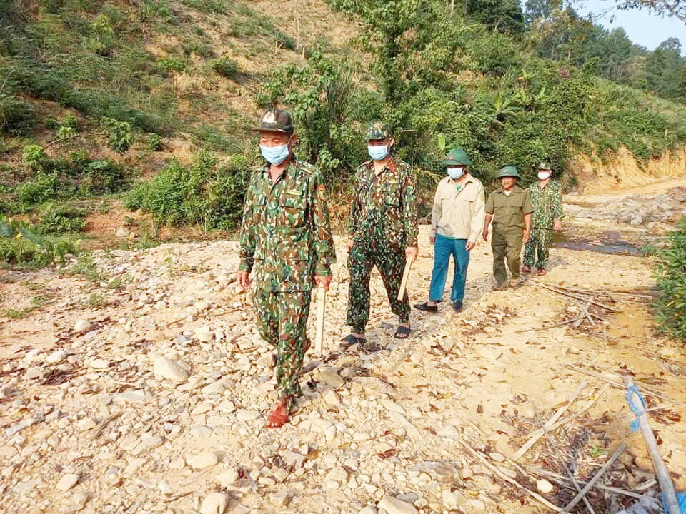 Đại úy Nguyễn Đăng Khánh Hòa cứu dân trên đường tuần tra

