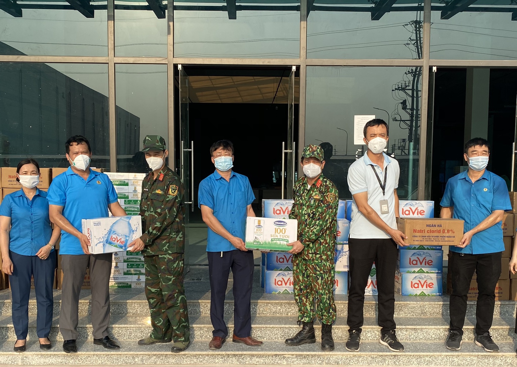 Các đơn vị Quân đội đã ủng hộ nhiều hàng hóa, phần quà có ý nghĩa dành cho công nhân trong các khu công nghiệp tại Bắc Giang.
