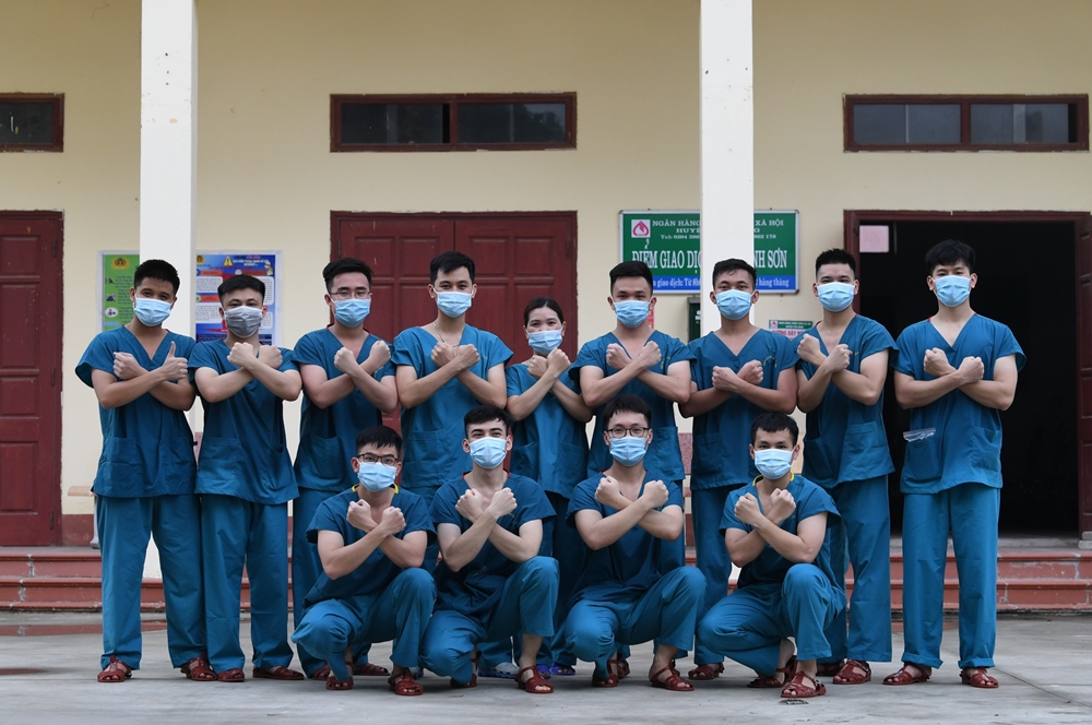 Dù thực hiện nhiệm vụ trong hoàn cảnh khó khăn, nguy cơ lây nhiễm cao, nhưng cán bộ, chiến sĩ luôn nêu cao tinh thần lạc quan, tin tưởng sớm chiến thắng đại dịch.