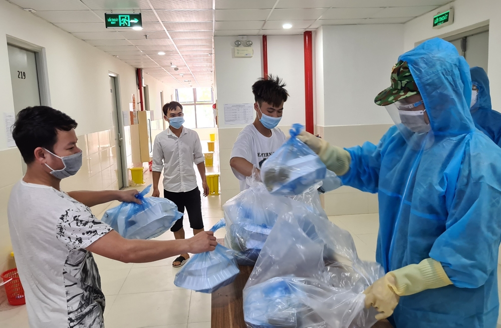 Lực lượng tại chỗ của Bộ CHQS tỉnh Bắc Giang chuyển các suất ăn tới tận tay công nhân trong khu cách ly.