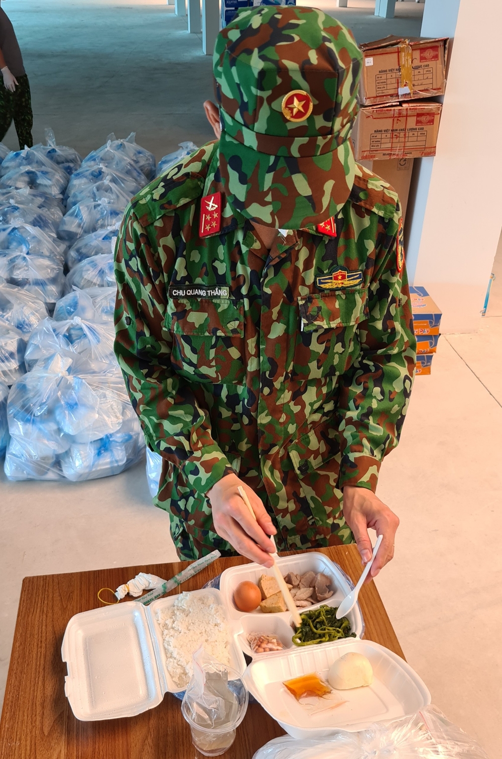 Bữa ăn vội của bộ đội trong các khu cách ly.