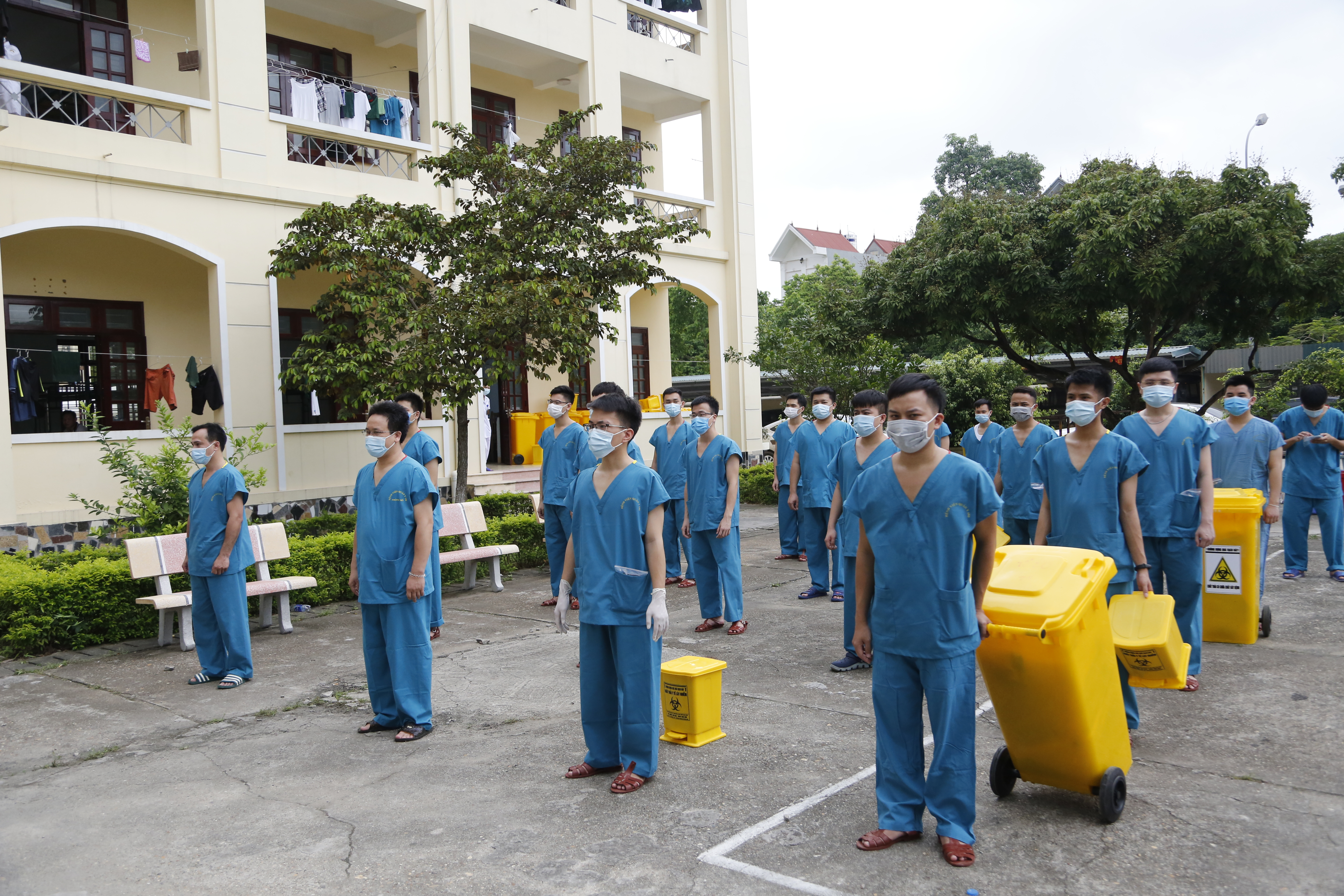 Bên cạnh công tác lấy mẫu, các đơn vị còn phụ trách việc xét nghiệm, phân tích mẫu bệnh phẩm để xác định bệnh nhân Covid-19.