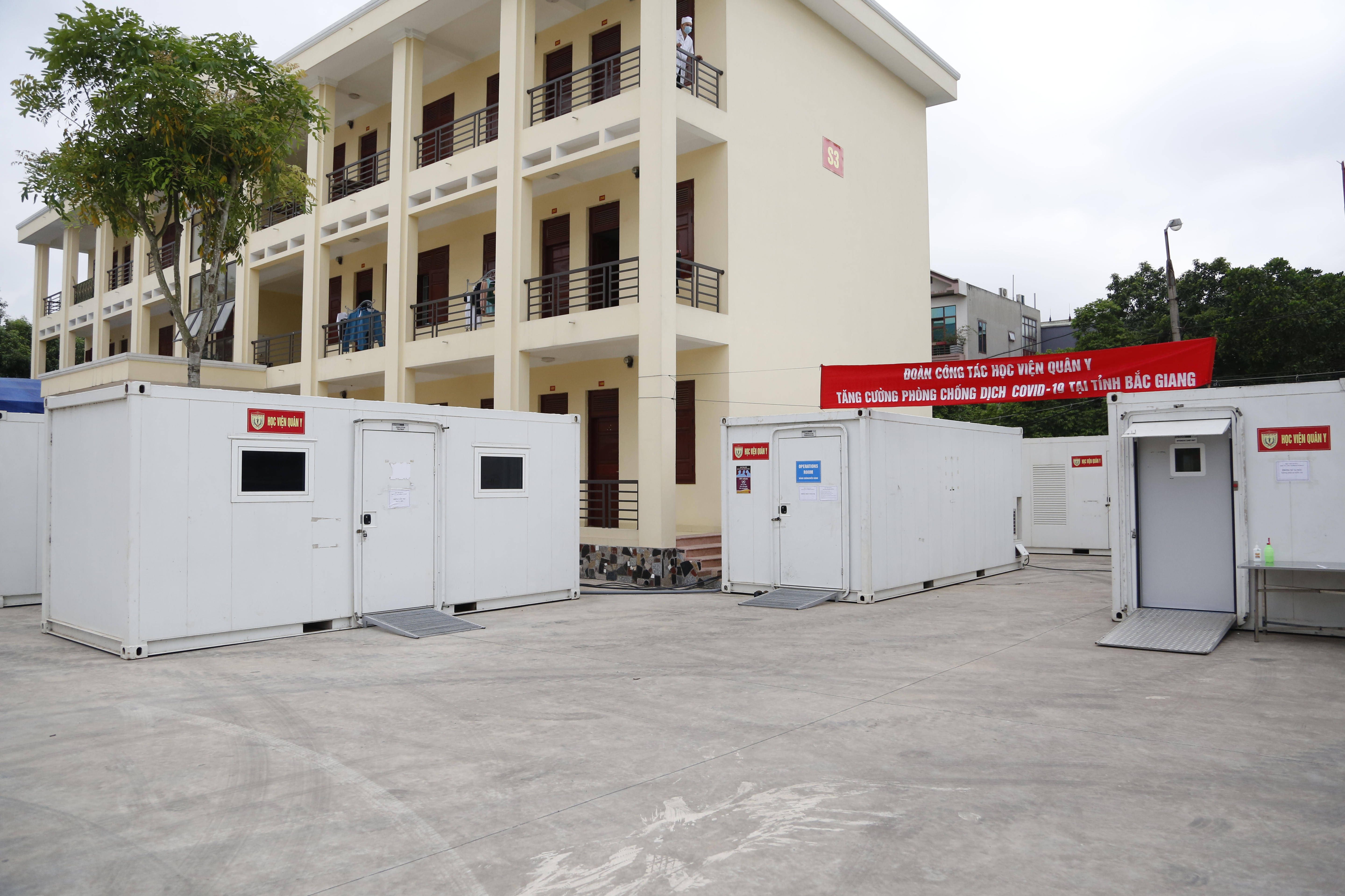 Các trung tâm xét nghiệm dã chiến của Học viện Quân y; Trung tâm Nhiệt đới Việt - Nga đã được thiết lập tại Bắc Giang để đẩy nhanh công tác khoanh vùng, truy vết và cách ly khu vực dịch bệnh lây lan.