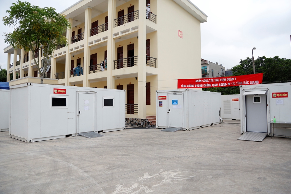 Các trung tâm xét nghiệm dã chiến của Học viện Quân y; Trung tâm Nhiệt đới Việt - Nga đã được thiết lập tại Bắc Giang để đẩy nhanh công tác khoanh vùng, truy vết và cách ly khu vực dịch bệnh lây lan.