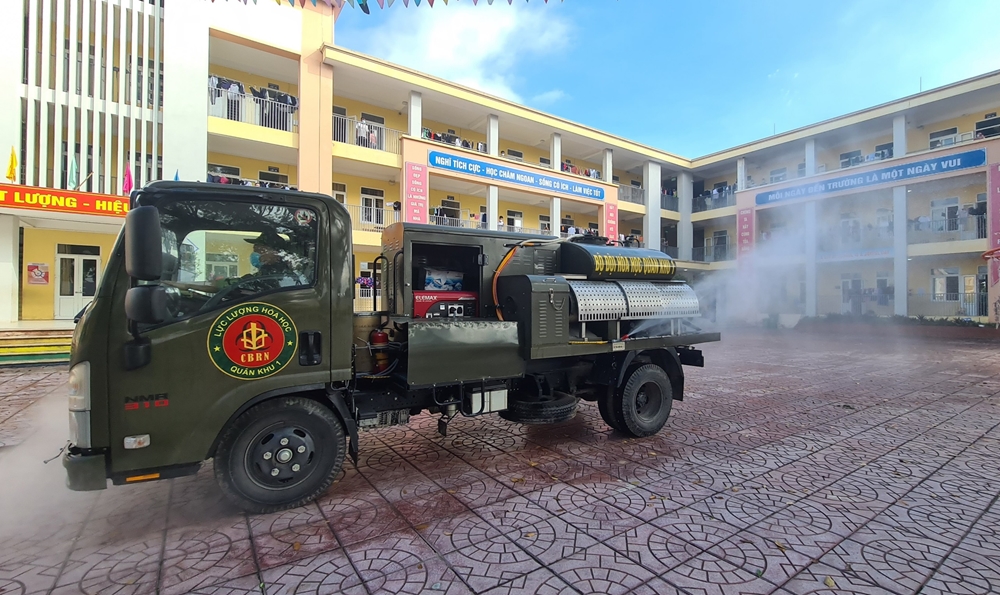 Lực lượng Hóa học (Quân khu 1) thực hiện phun thuốc khử khuẩn tại các khu cách ly.