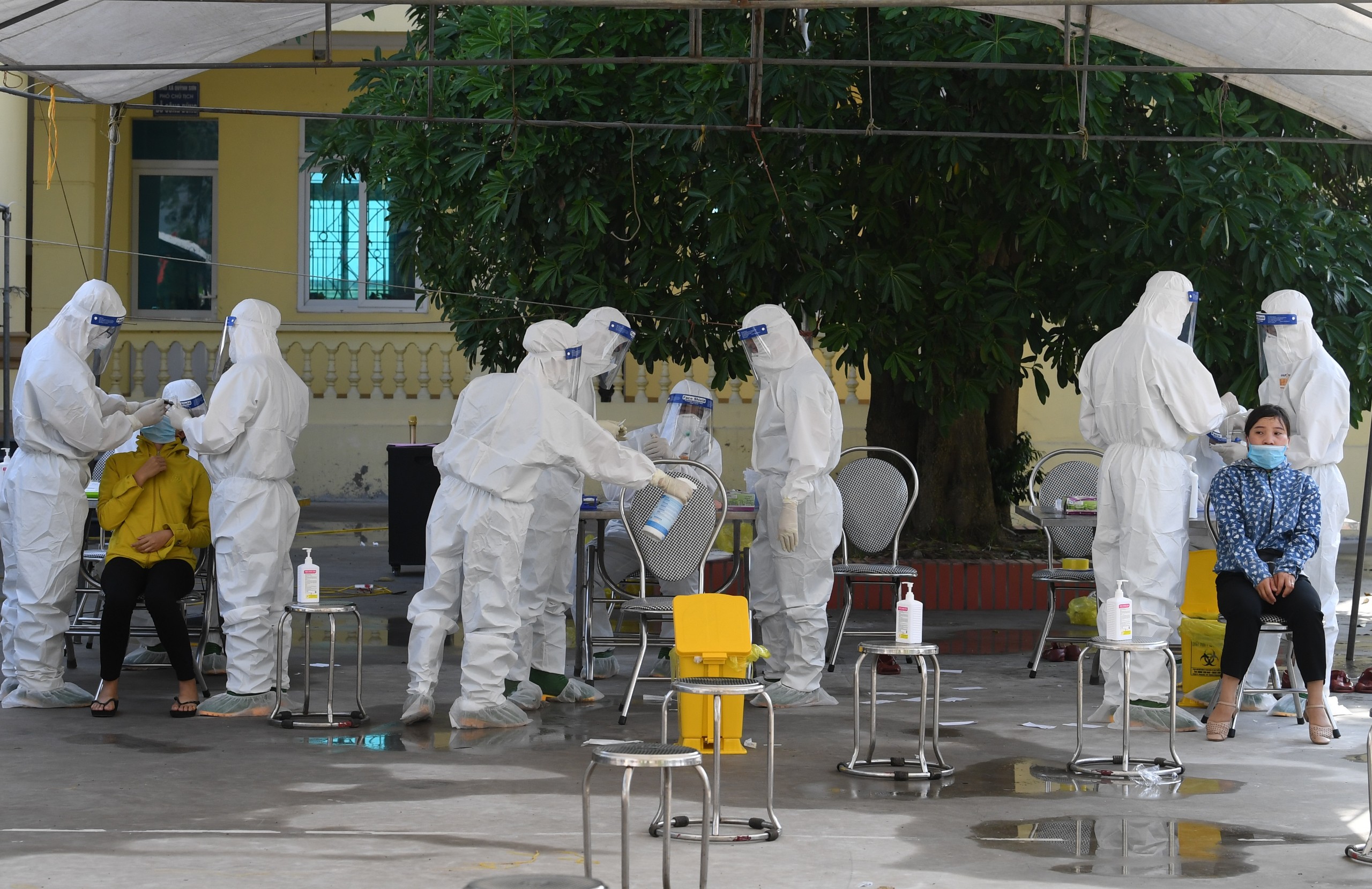 Cán bộ, chiến sĩ Học viện Quân y thực hiện công tác lấy mẫu xét nghiệm Covid-19 tại xã Quỳnh Sơn, Yên Dũng (tỉnh Bắc Giang).