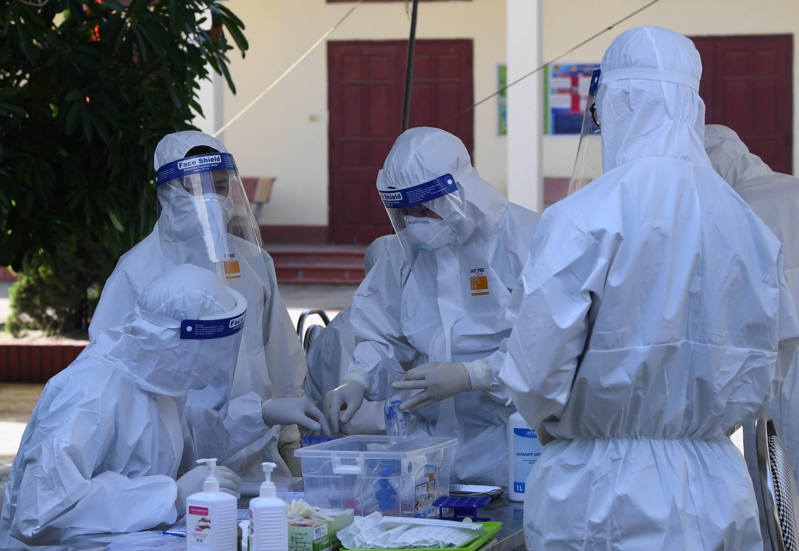 Chủng mới của Covid-19 có khả năng lây lan rất mạnh, cán bộ, chiến sĩ Học viện Quân Y tuân thủ nghiêm quy định PCD.