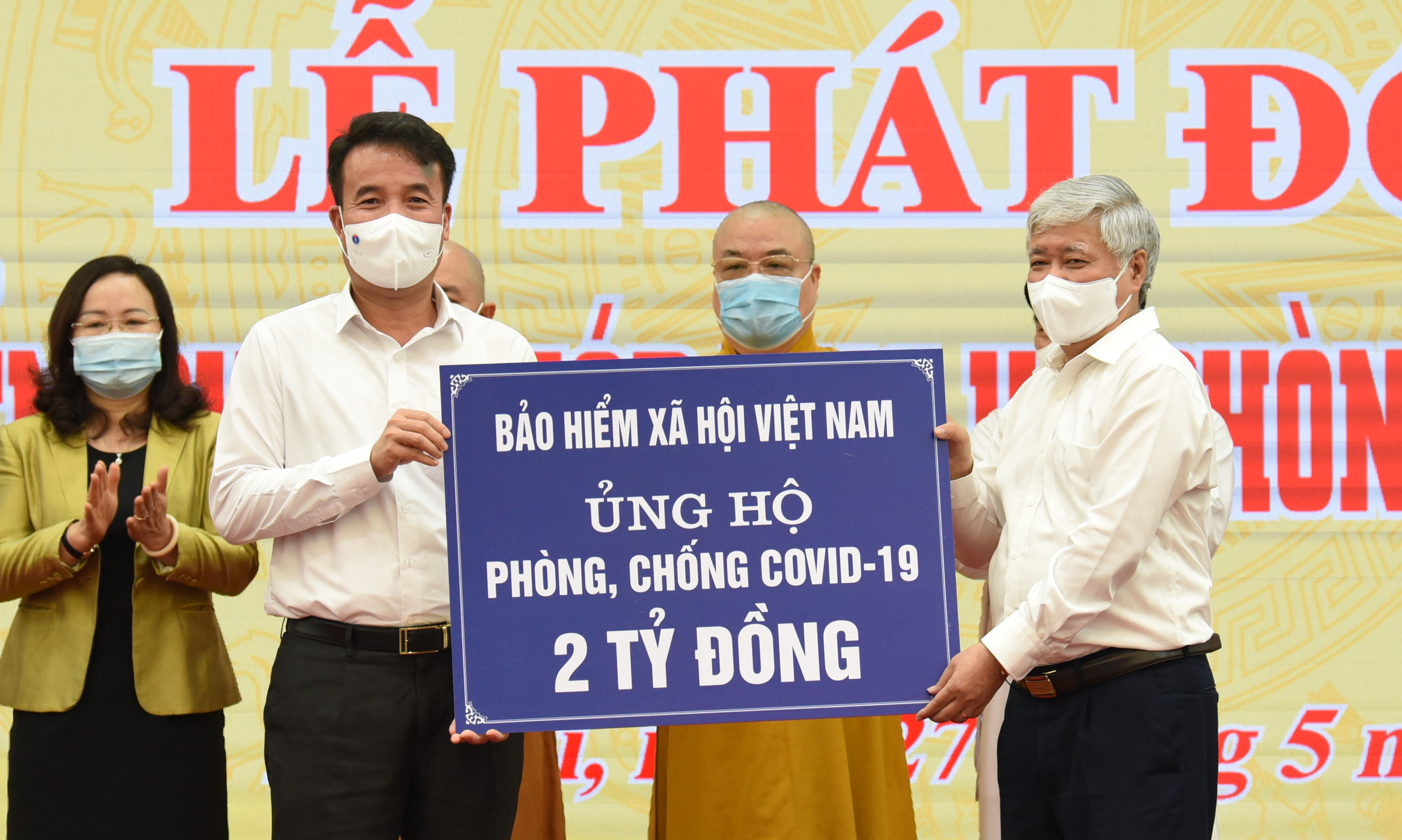 Bảo hiểm xã hội Việt Nam trao 2 tỷ đồng ủng hộ phòng, chống dịch Covid-19