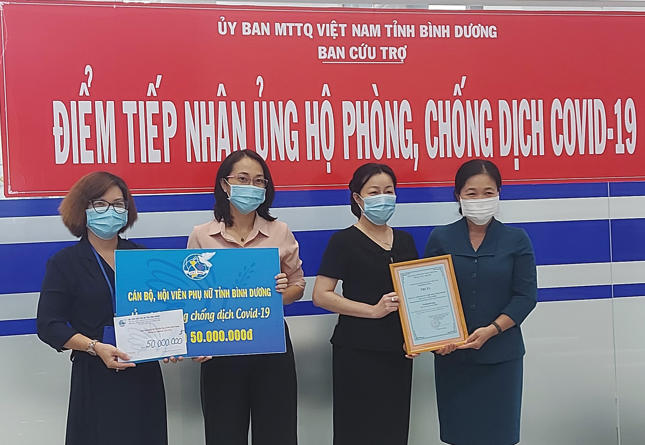 Phụ nữ Bình Dương chung tay ủng hộ phòng, chống dịch Covid-19