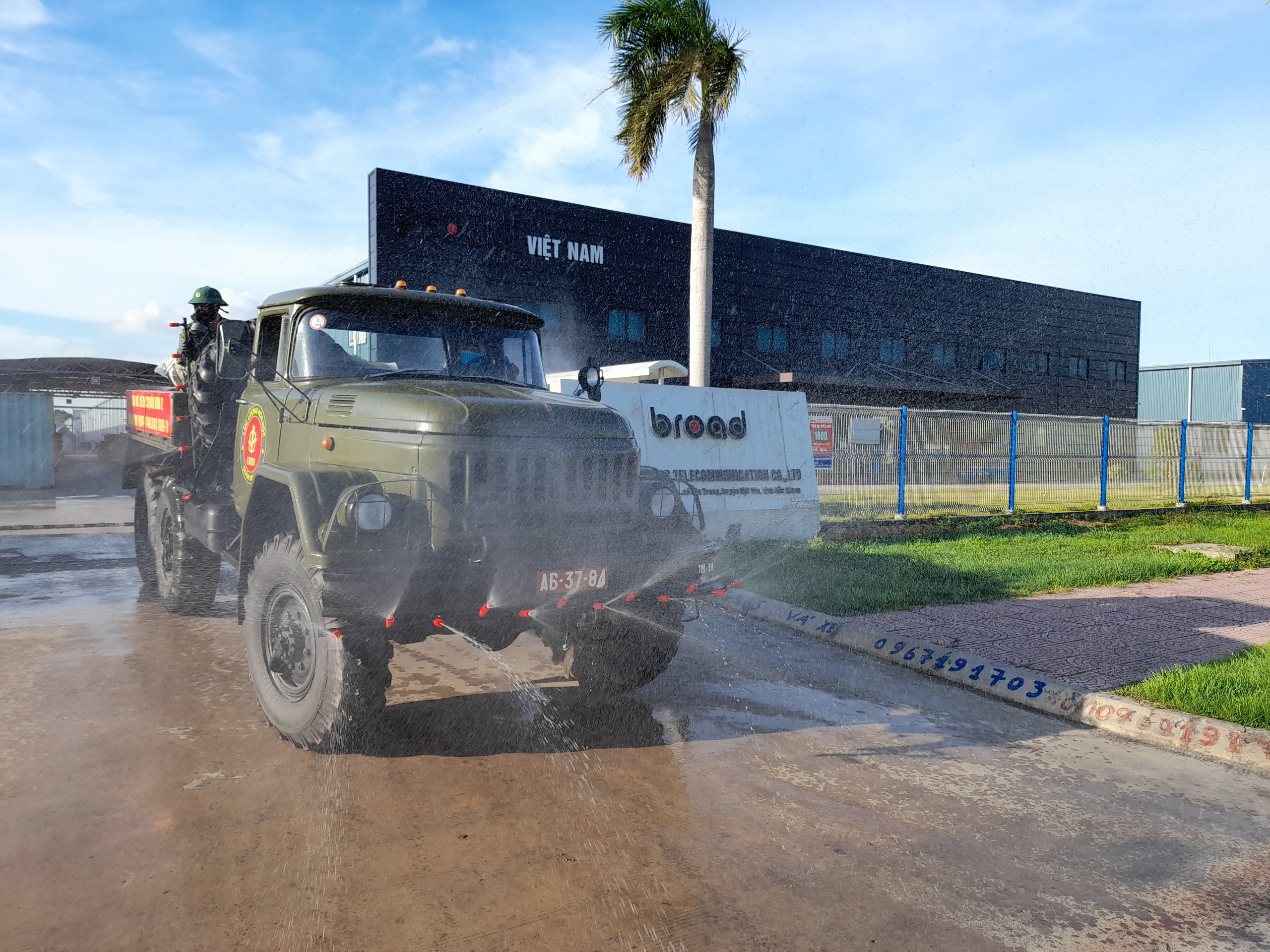 Bộ đội Quân đoàn 2 khử khuẩn Khu công nghiệp Vân Trung (Bắc Giang)