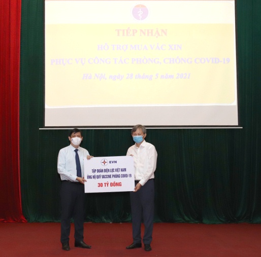 Thực hiện Nghị quyết số 84/NQ-CP: Tập đoàn Điện lực Việt Nam ủng hộ 30 tỷ đồng vào Quỹ vaccine phòng Covid-19​
