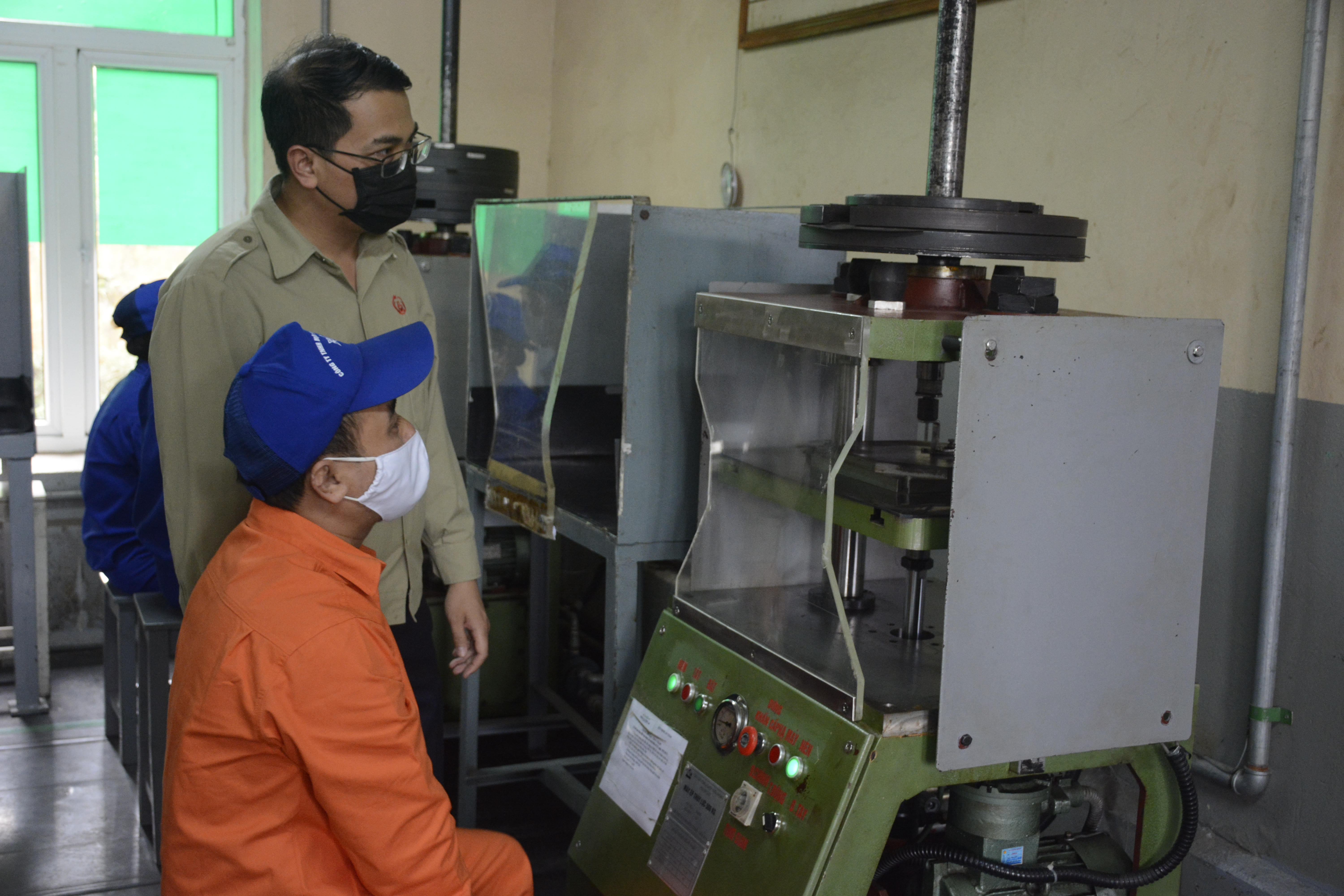 Phát triển sản phẩm bảo đảm cho vũ khí chuyên ngành, hiện đại

