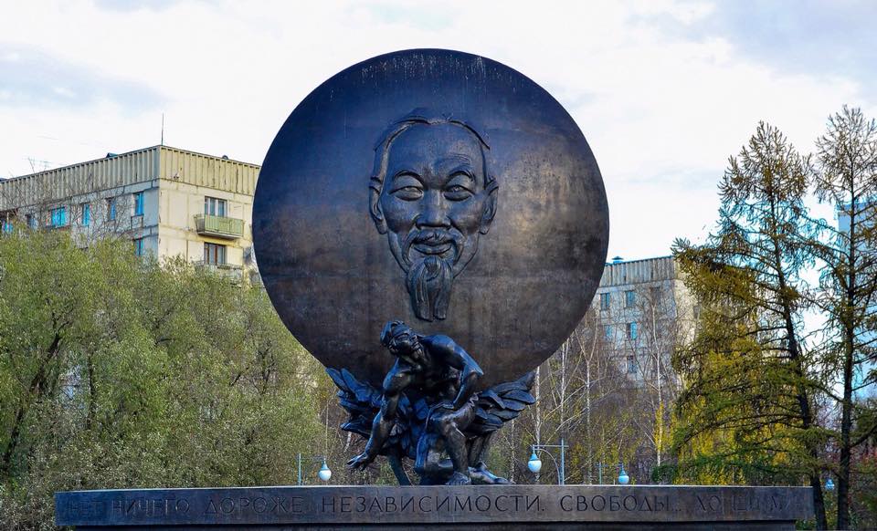 “Hồ Chí Minh, Người ở khắp nơi nơi...”