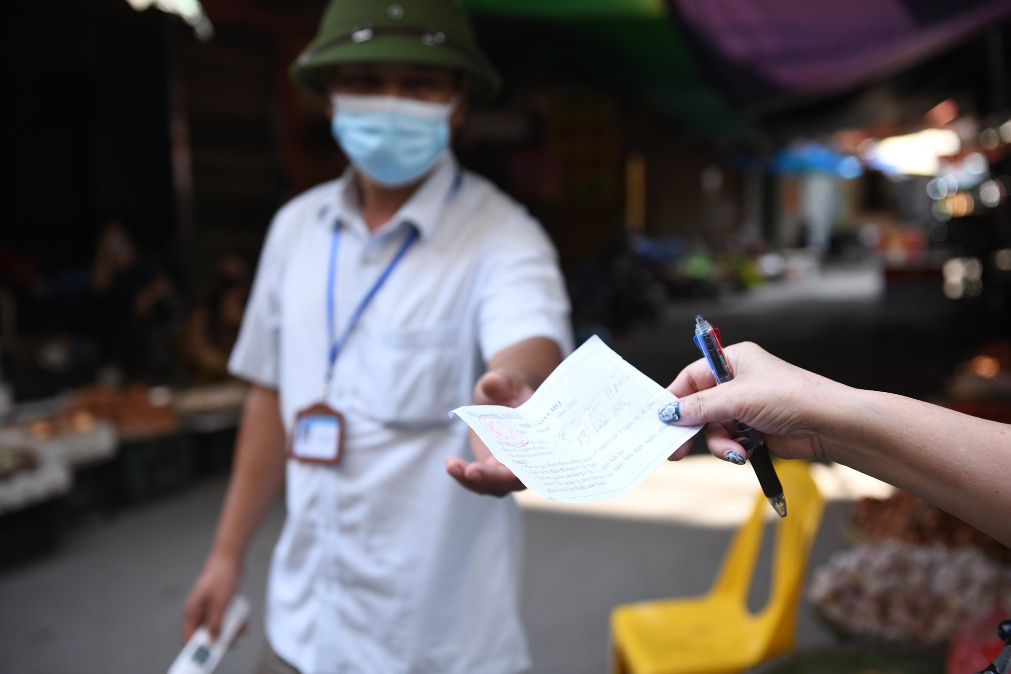 Ống kính phóng viên: Người dân TP Bắc Ninh đi chợ bằng “tem phiếu”