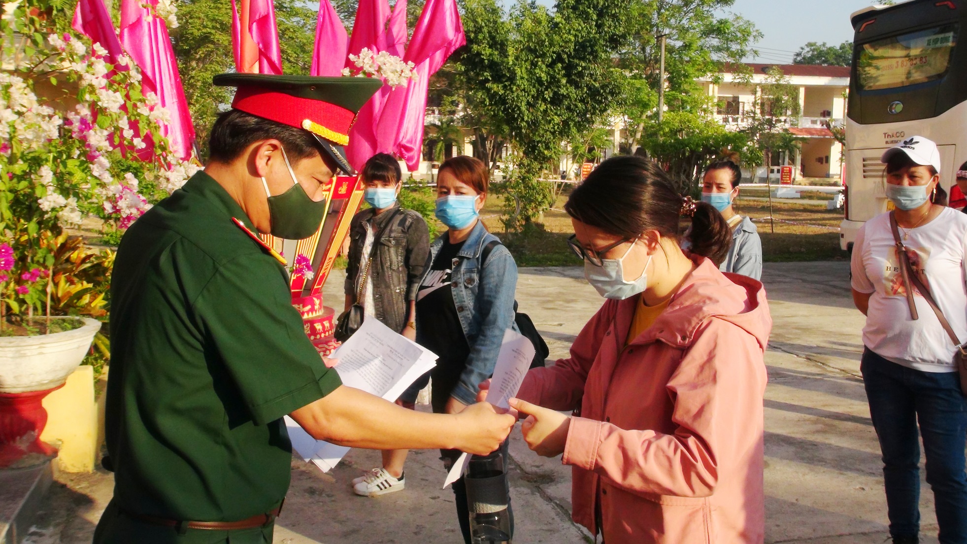 Trao giấy chứng nhận hoàn thành cách ly y tế cho công dân Việt Nam trở về từ Đài Loan (Trung Quốc)