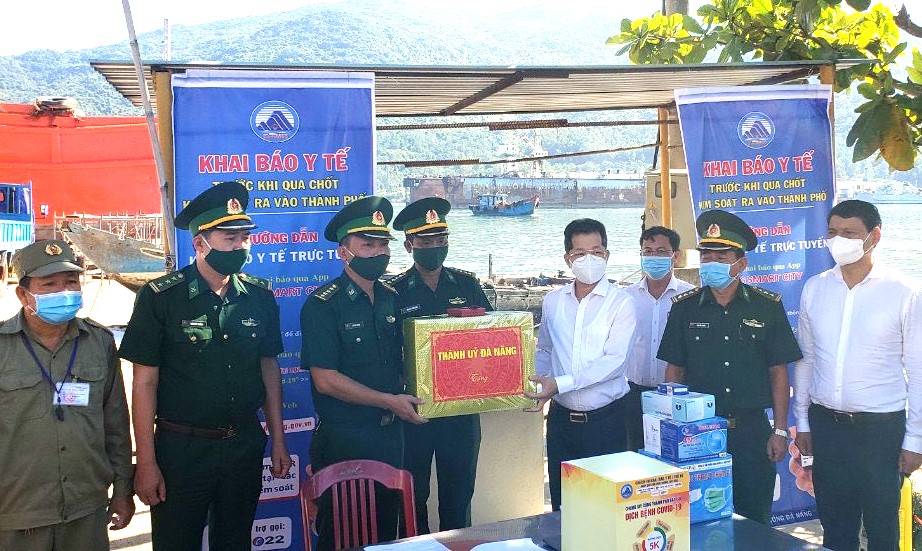 Kiểm tra, động viên lực lượng làm nhiệm vụ tại các chốt kiểm soát dịch Covid-19 