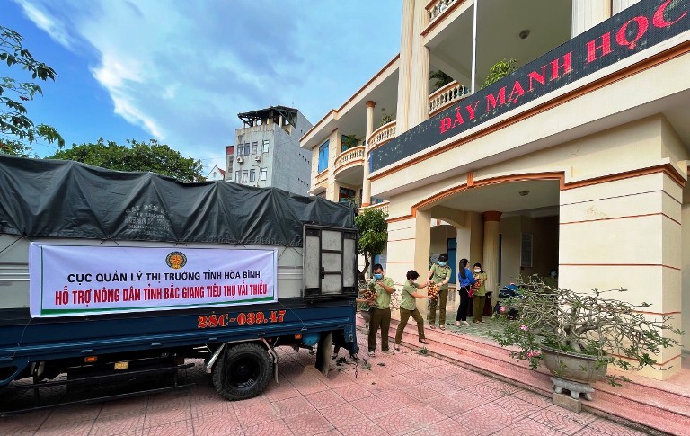 Lực lượng quản lý thị trường chung tay cùng bà con Bắc Giang tiêu thụ vải thiều