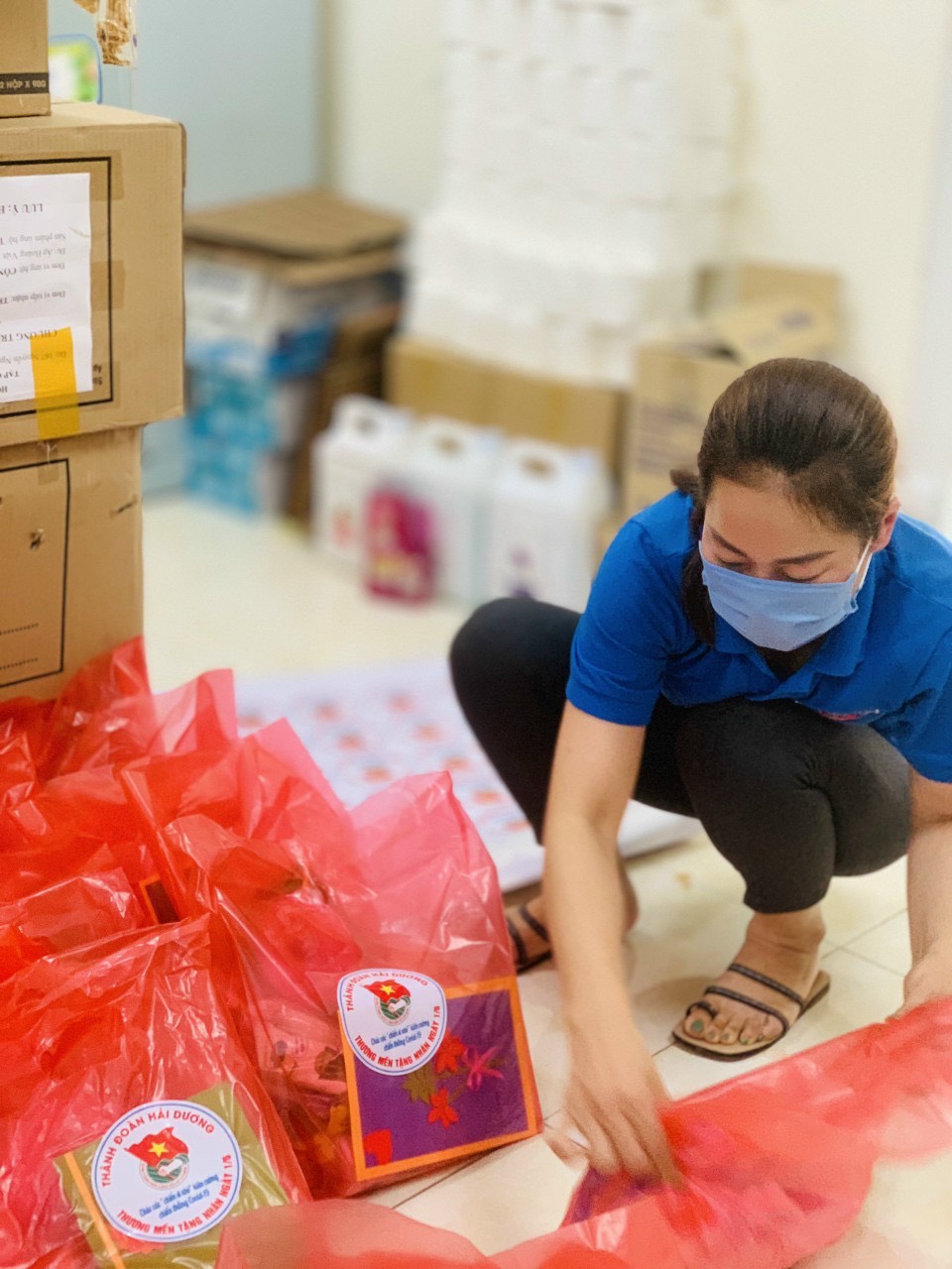 Thức đêm chuẩn bị quà cho gần 60 “chiến sĩ nhỏ” trong khu cách ly