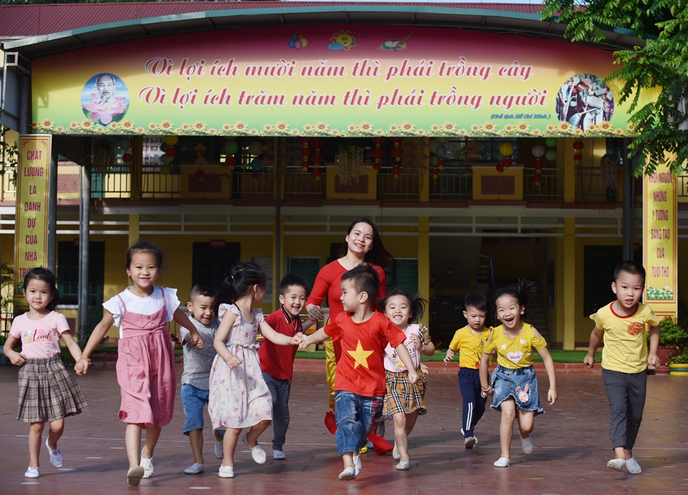 Với lòng yêu trẻ, cô giáo Hứa Thị Hoa (giáo viên Trường Mầm non Thị trấn Bằng Lũng) đã không ngừng nghiên cứu các phương giảng dạy, phù hợp, hiệu quả với trẻ mầm non. Và gần đây nhất đề tài và phương pháp giảng dạy “Xây dựng môi trường giáo dục lấy trẻ làm trung tâm” của cô giáo, đảng viên trẻ Hứa Thị Hoa đã được chọn làm đề tài tiêu biểu, được biểu dương và áp dụng cho công tác giáo dục của tỉnh Bắc Kạn. Ảnh: Cô giáo Hứa Thị Hoa và học sinh Lớp mẫu giáo nhỡ do cô phụ trách.