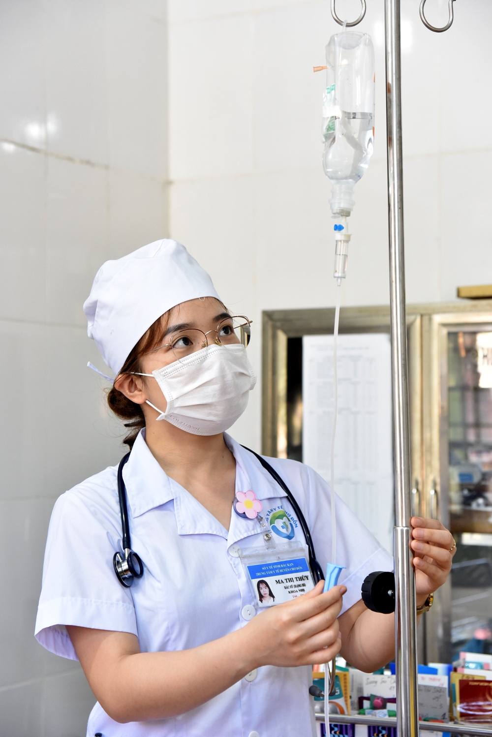 Được kết nạp Đảng từ khi theo học Đại học ngành Y, qua hơn 3 năm công tác tại Khoa Nhi, Trung tâm Y tế huyện Chợ Đồn, đảng viên, bác sĩ Ma Thị Thùy đã cứu chữa, chăm sóc, điều trị cho hàng trăm bệnh nhân. Ảnh: Bác sĩ Ma Thị Thùy đang điều trị cho bệnh nhân tại Khoa Nhi, Trung tâm Y tế huyện Chợ Đồn.